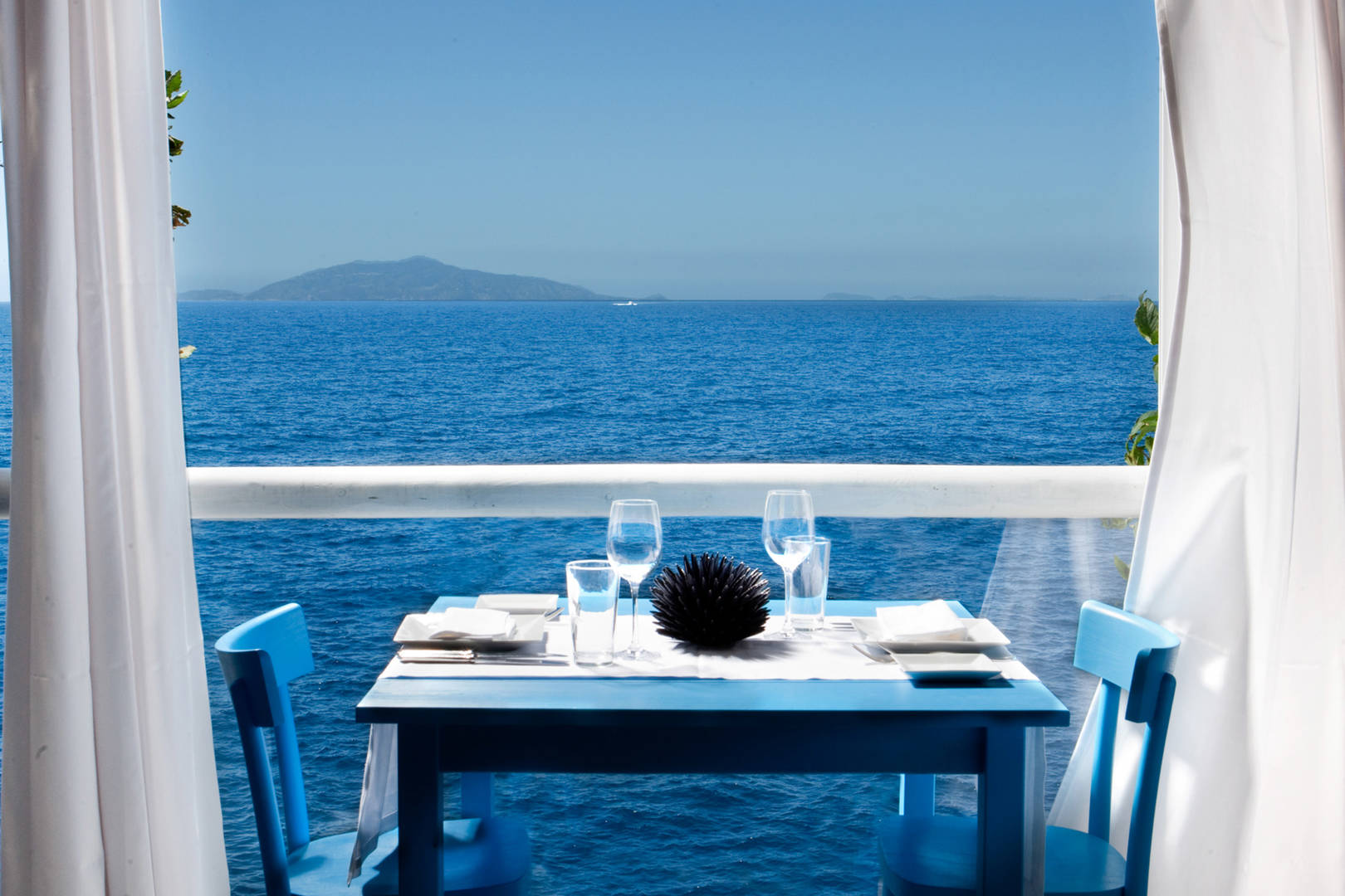 Stylish outdoor seating at Shimmers Restaurants in Dubai